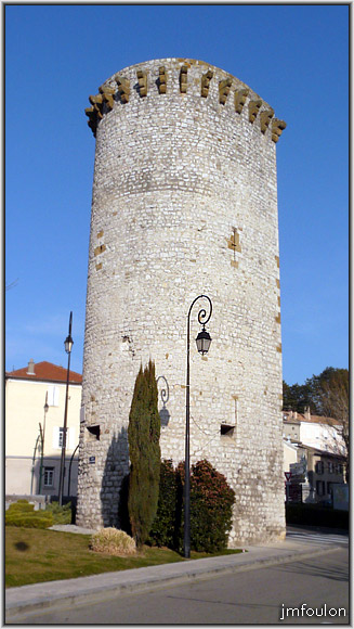 tour-medisance-2web.jpg - Sisteron - Vestiges des Remparts - Les Tours (XIIIème)  - Tour de la Médisance. Ainsi nommée, car les femmes aimaient s'y retrouver à cancaner. On remarquera que seule cette tour comprends trois bouches à canon. A l'ouest, au sud et à l'est. Celles-ci ont du être ouvertes plus tardivement. Elle empiètent d'ailleurs sur les meurtrières