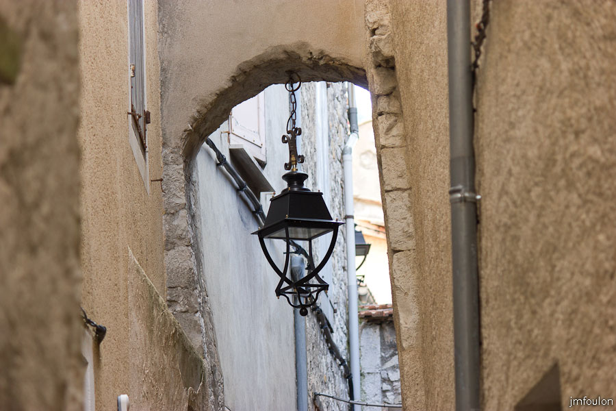 sisteron-vue-003.jpg - Sisteron - Lampadaire rue Pardenrière