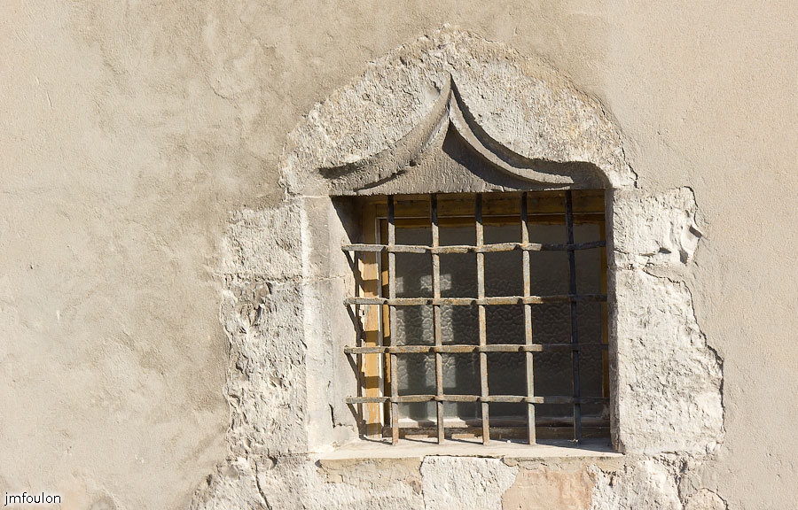 sisteron-vue-010.jpg - Sisteron - Fenestron au dessus d'une porte quartier de La Coste.
