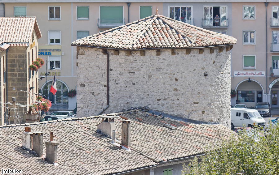 sisteron-vue-015.jpg - Sisteron - Tour des Gens d'Arme depuis le Collet -  A gauche la Mairie.