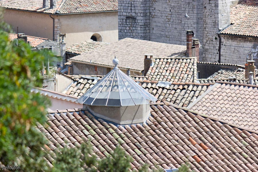 sisteron-vue-017.jpg - Sisteron - Curieuse verrière circulaire (bâtiment de la pharmacie Rey) vue depuis le Collet.