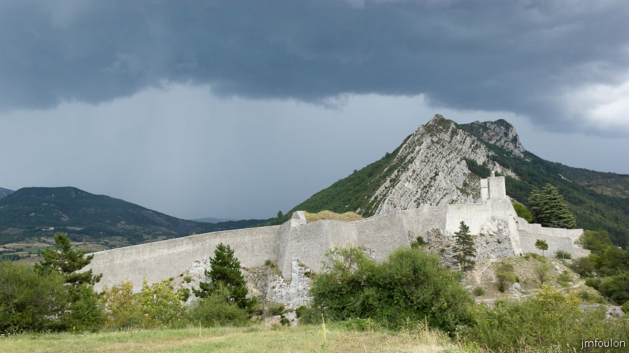 sisteron-vue-citadelle-001.jpg - Sisteron - La citadelle depuis le Collet sur fond de ciel orageux.