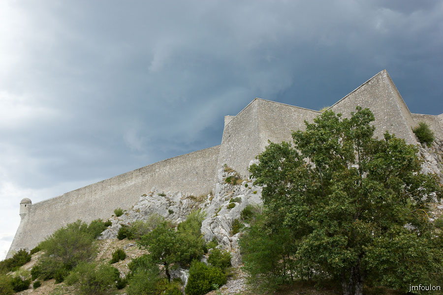 sisteron-vue-citadelle-003.jpg - Sisteron - La citadelle depuis le Collet sur fond de ciel orageux.