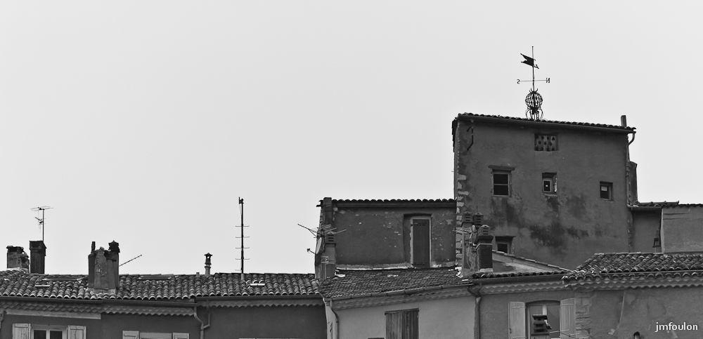 zoom-nb-011.jpg - Sisteron - Un Autre Regard - part 1. Toitures de la rue Deleuze, vieux pigeonnier et partie haute du campanile de la Tour de l'Horloge