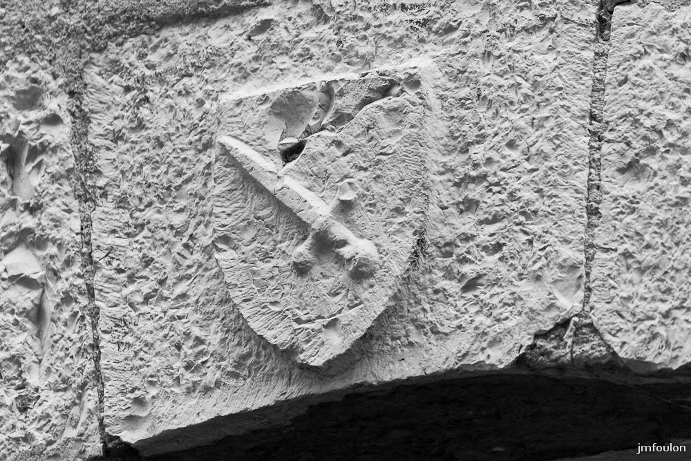 zoom-nb-020.jpg - Sisteron - Un Autre Regard - part 1. Blason sur une clé de voute rue Chapusie