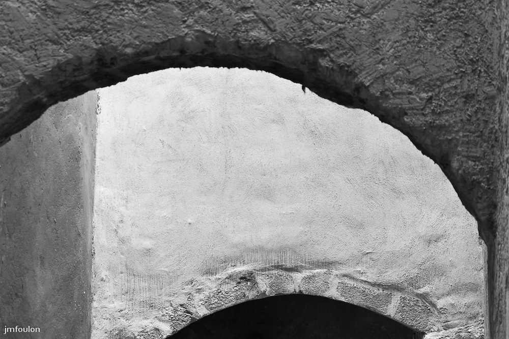 zoom-nb-022.jpg - Sisteron - Un Autre Regard - part 1. Arcs dans le passage entre la rue Saunerie et la rue Chapusie