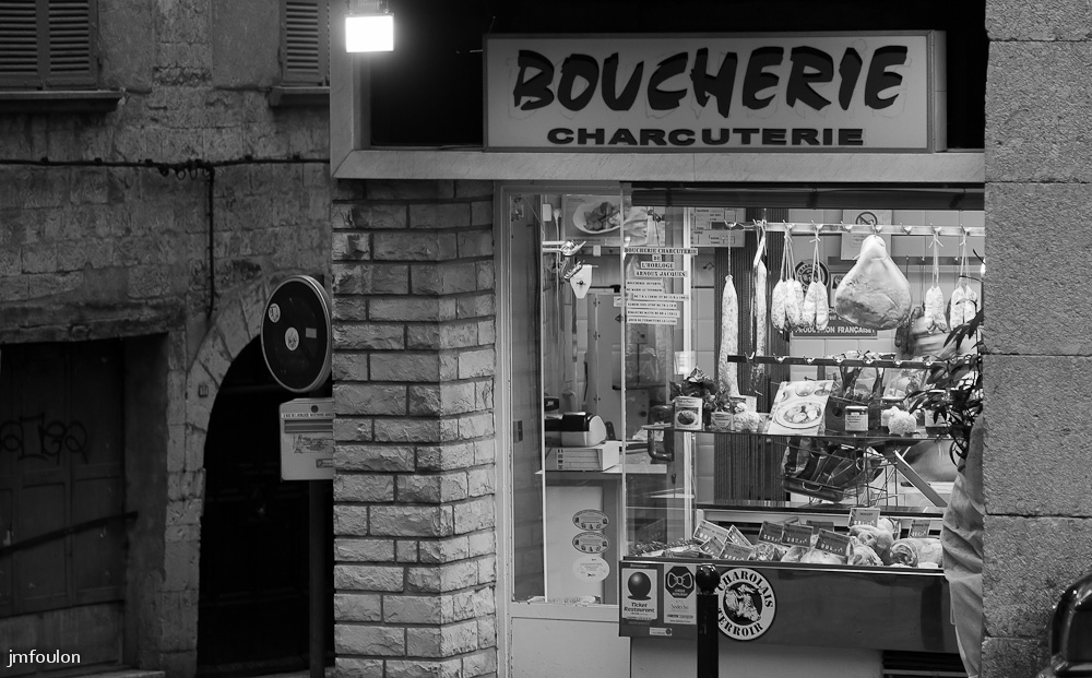 zoom-nb-023.jpg - Sisteron - Un Autre Regard - part 1. A la tombée du jour. Boucherie Arnoux (Jacques et Brigitte)