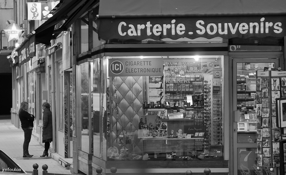 zoom-nb-024.jpg - Sisteron - Un Autre Regard - part 1. A la tombée du jour. En discussion avenue Paul Arène