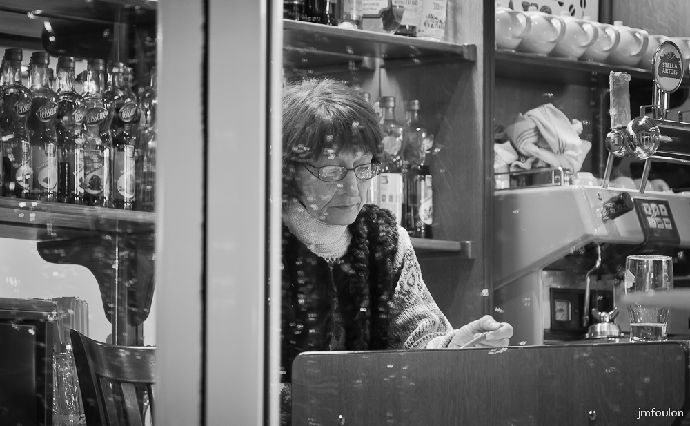 zoom-nb-026.jpg - Sisteron - Un Autre Regard - part 1. A la tombée du jour. Bar le Provence - Jeannette