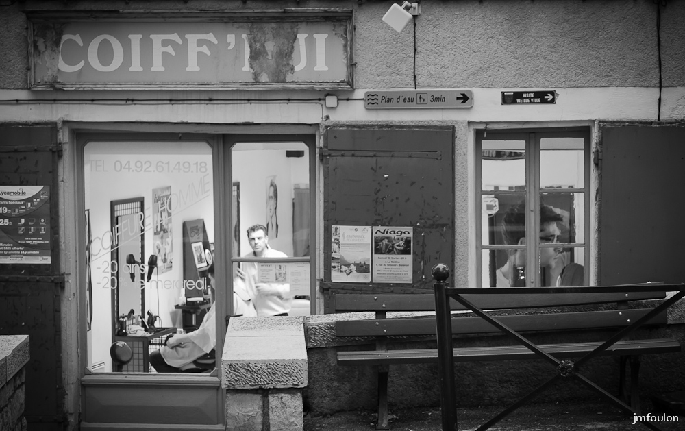zoom-nb-027.jpg - Sisteron - Un Autre Regard - part 1. A la tombée du jour. Le coiffeur rue du Glissoir