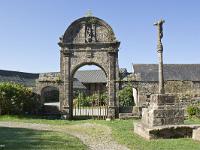 Sainte-Marie du Menez-Hom  L'arc de triomphe, entrée de l'enclos. Il date de 1739 et porte une statue de saint Hervé aveugle représenté avec son petit compagnon-guide Guic'haran (saint Hervé est localement assimilé à saint Mahouarn, patron de la paroisse de Plomodiern).