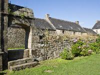 Sainte-Marie du Menez-Hom  L'entrée piétonne de l'enclos. On devait enjamber un petit mur, frontière entre le monde des vivants et celui des morts. Dans les enclos se trouvaient le cimetière et généralement un ossuaire. Il n'y en a pas ici