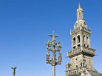 Sainte-Marie du Menez-Hom  Le clocher-porche et le calvaire