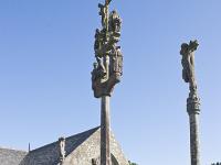 Sainte-Marie du Menez-Hom  le calvaire (1544). De chaque côté sur leur pilier, les larons, le bon et le mauvais !
