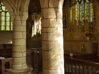 Sainte-Marie du Menez-Hom  Intérieur de la chapelle. A droite sous les vitraux, le maître hôtel (XVIIIe siècle)