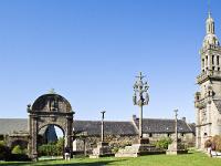 Sainte-Marie du Menez-Hom  Sainte Marie du Menez Hom - L'enclos, le calvaire et la porte triomphale