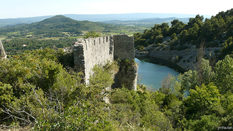 st-saturnin-19.jpg - Vestiges de remparts et le barrage datant de 1902