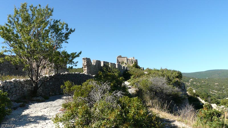st-saturnin-24.jpg - Vestiges de remparts, au loin le chateau
