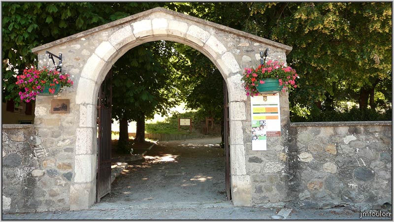 tallard-chateau-01web.jpg - Accès au château par la Porte Belle