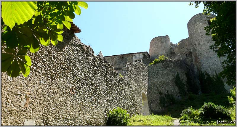 tallard-chateau-02web.jpg - Vestiges du rempart Est et partie Nord du château. La plus ancienne