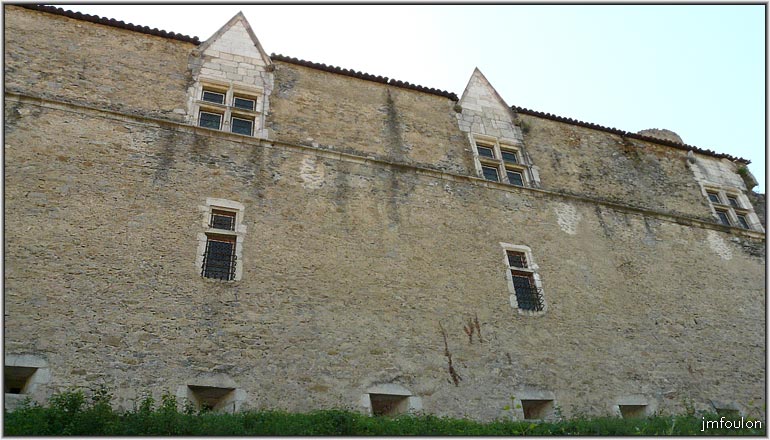 tallard-chateau-08web.jpg - Partie Nord/Ouest de l'Aile des Gardes dotée de nombreuses bouches de tirs à sa base