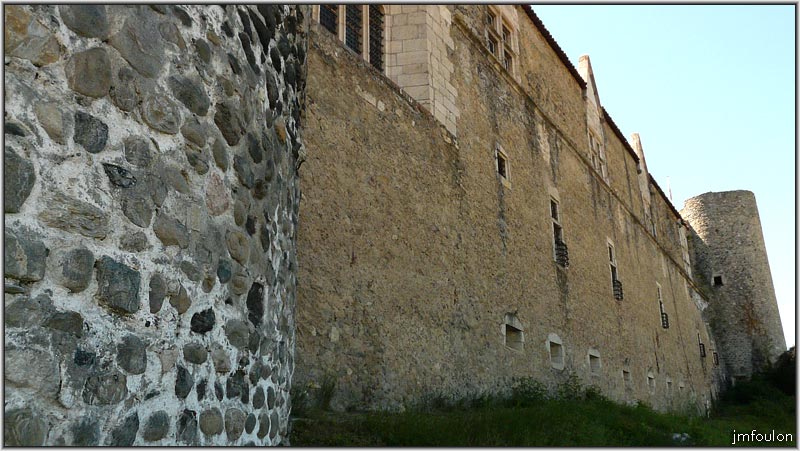 tallard-chateau-09web.jpg - L'Aile des Gardes. Au 1er plan la partie basse de la Tour de la Prison et au fond la tour Nord/Ouest