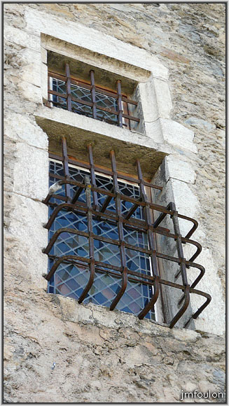 tallard-chateau-12web.jpg - Détail d'une fenêtre à simple meneau sur l'Aile des Gardes