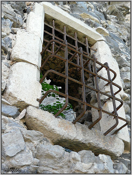 tallard-chateau-13web.jpg - Détail d'une autre ouverture sur l'Aile des Gardes