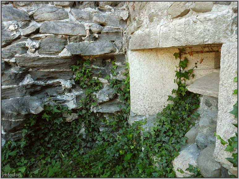 tallard-chateau-14web.jpg - Bouche de tir au pied de la tour Nord/Ouest orientée vers l'Est