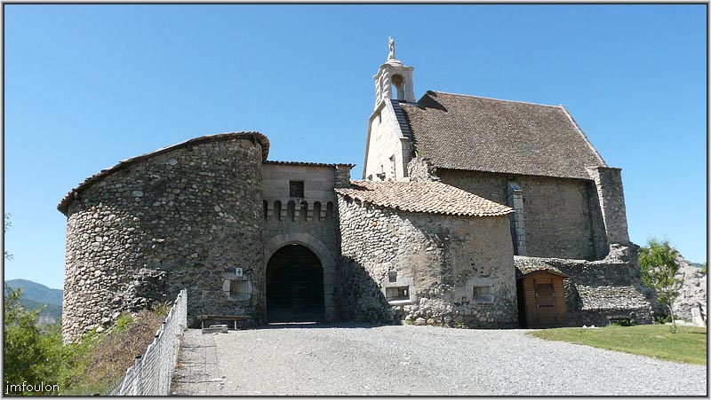 tallard-chateau-17web.jpg - Le châtelet d'entrée avec son mâchicoulis sur corbeaux et la chapelle St Jean de la Trinité (XVIe)