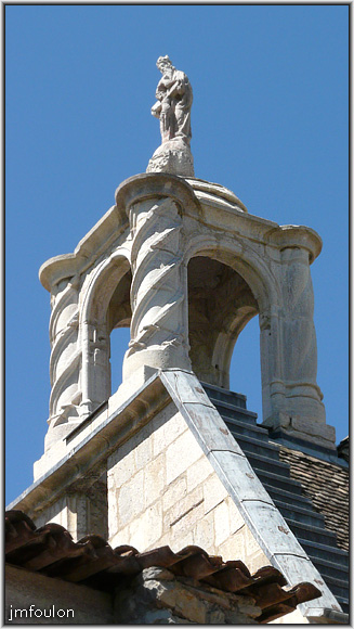 tallard-chateau-20web.jpg - Partie haute de la chapelle et statue de St Jean de la Trinité (autre vue)