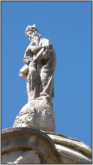 tallard-chateau-21web.jpg - Taillée dans la pierre de Guillestre, sorte de granit rose, cette représentation de la Trinité est la seule connue à ce jour placée au sommet d’un édifice religieux