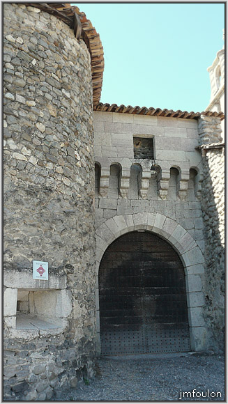 tallard-chateau-22web.jpg - Porte d'entrée du château surmontée de son mâchicoulis et entourée de deux tours munies de bouches de tir