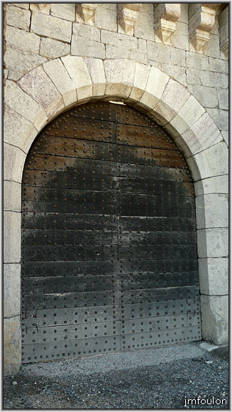 tallard-chateau-23web.jpg - Détail de la porte d'entrée cloutée