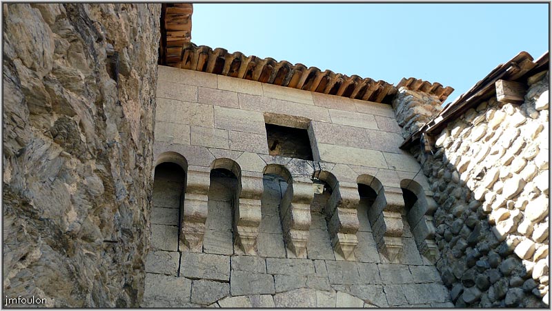 tallard-chateau-24web.jpg - Le mâchicoulis au dessus de la porte. Ceux-ci servaient à jeter divers matériaux pour défendre le pied des fortifications