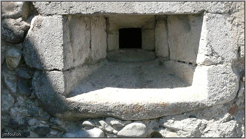 tallard-chateau-26web.jpg - Bouche de tir sur la tour Nord/Est du châtelet d'entrée