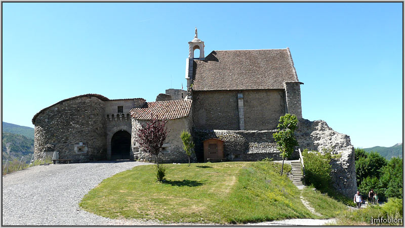 tallard-chateau-27web.jpg - Le châtelet d'entrée, la Chapelle St Jean de la Trinité et les vestiges de la Tour de la Prison. Entre le mur et la chapelle se trouve une crypte souterraine ou repose, entre autres, Bernardin de Clermont qui  fut le premier à y être enseveli en 1522.