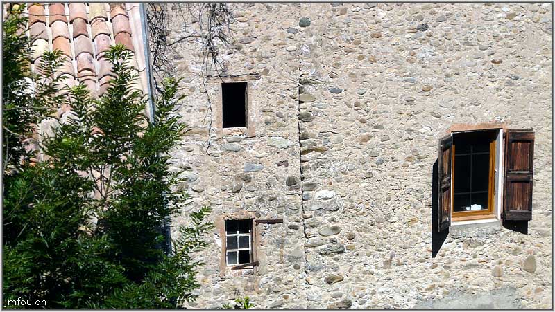 tallard-chateau-28web.jpg - Vue sur une  façade de la rue du Donjon