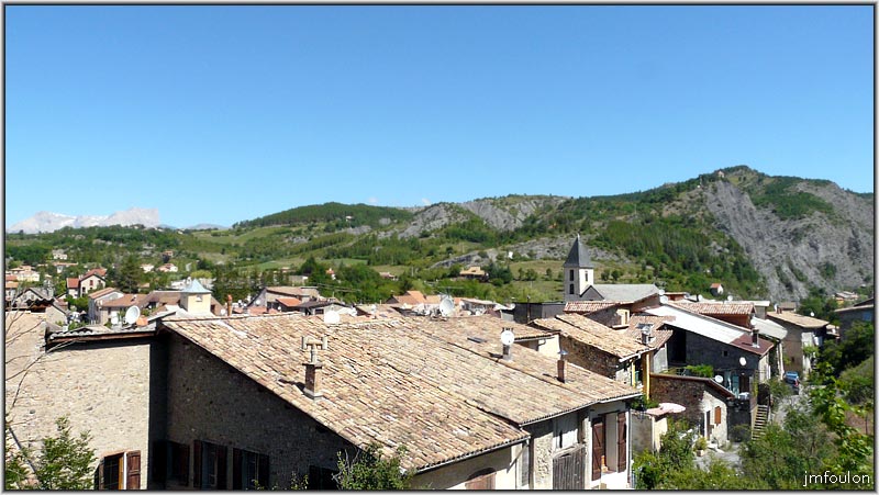 tallard-chateau-29web.jpg - Vue Nord/Est sur le village. Une galerie lui est spécialement dédiée