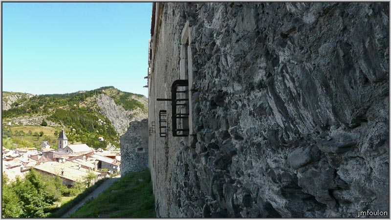 tallard-chateau-32web.jpg - Vue sur la partie basse de l'Aile des Gardes et la Tour de la Prison