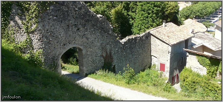tallard-chateau-33web.jpg - Le rempart Est. Seul vestige des remparts qui entouraient jadis le village , avec la Porte de la Durance visible dans la galerie dédiée au village