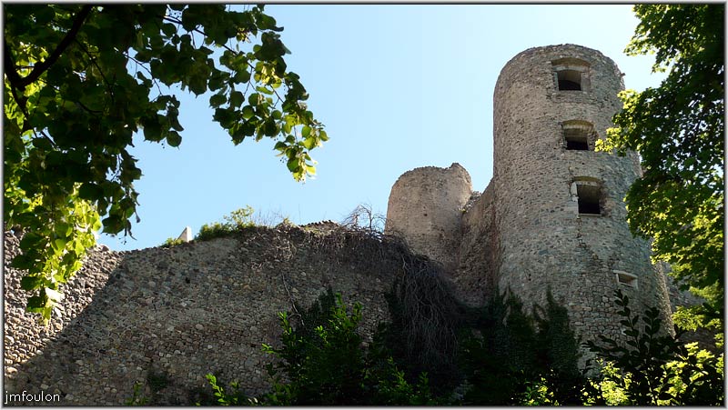 tallard-chateau-36web.jpg - Ici l'aspect est beaucoup plus austère et purement défensif