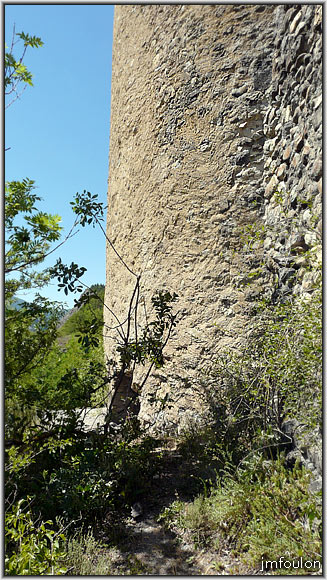 tallard-chateau-44web.jpg - Pied de la tour Sud/Est