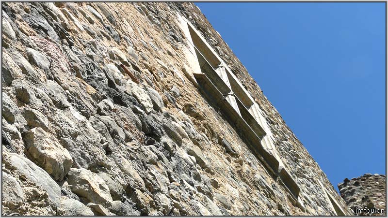 tallard-chateau-47web.jpg - Fenêtre à meneaux sur le mur de la Haute Cour