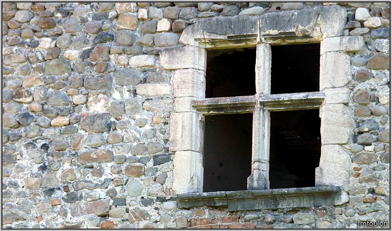 tallard-chateau-55web.jpg - Détail d'une des fenêtres à meneaux du Logis du Seigneur