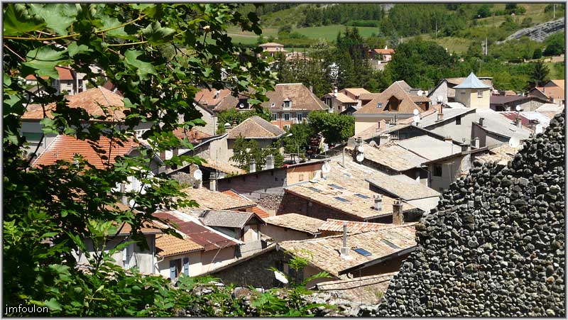 tallard-chateau-57web.jpg - Vue sur le village. A droite, vestiges du rempart
