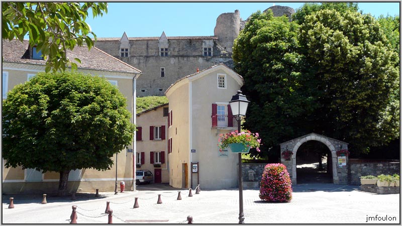 tallard-01web.jpg - Place Porte Belle - En arrière plan le château de Tallard. Une galerie lui est dédiée sur mon site dans Photos/Châteaux