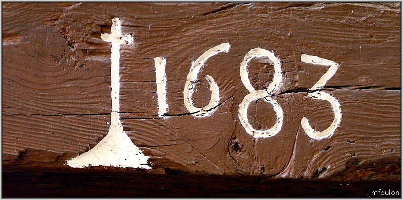 tallard-102web.jpg - Rue Antoine Mourès - Linteau de bois de la porte de  l'ancienne Maison de l'Aumône daté de 1683