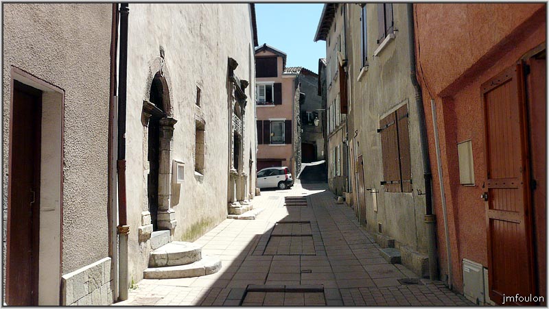 tallard-42web.jpg - Rue Chevallerie - C'est dans cette rue que se trouve l'église paroissiale Saint Grégoire (XVIIème siècle) que l'on voit à gauche