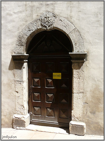 tallard-43web.jpg - Rue Chevallerie - Une des trois portes de l'église Saint Grégoire. La plus au sud